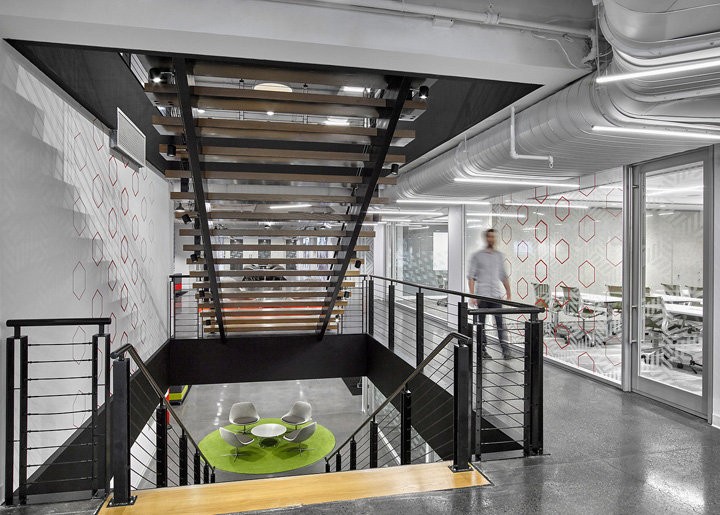 唯美工業風 美國零售商Foot Locker紐約總部設計欣賞